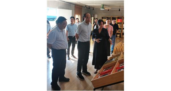 梧州市委副書記張惠強(qiáng)率隊(duì)來到公司食用菌基地調(diào)研，了解農(nóng)業(yè)產(chǎn)業(yè)發(fā)展情況