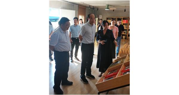 2021年9月18日上午，梧州市委副書記張惠強(qiáng)（中）在萬秀區(qū)委副書記成杰（左）陪同下來到公司食用菌基地調(diào)研，了解農(nóng)業(yè)產(chǎn)業(yè)發(fā)展情況。張惠強(qiáng)強(qiáng)調(diào)，企業(yè)要發(fā)揮龍頭企業(yè)的帶動(dòng)作用，要將鄉(xiāng)村振興與食用菌產(chǎn)業(yè)有機(jī)結(jié)合，帶動(dòng)更多農(nóng)民投身到食用菌產(chǎn)業(yè)中去，通過鄉(xiāng)村產(chǎn)業(yè)發(fā)展賦能鄉(xiāng)村振興。