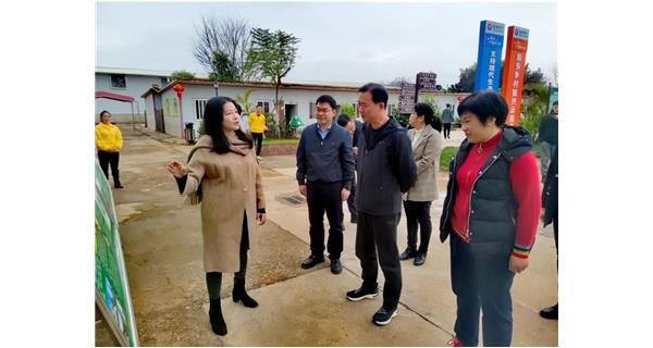 2023年2月11日上午，廣東省肇慶市封開縣委副書記、縣長丘燦輝，封開縣委副書記韋賢康一行到公司食用菌基地考察調(diào)研。梧州市萬秀區(qū)委副書記、區(qū)長易潔，副區(qū)長黃沛森陪同。